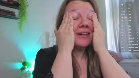 Snapshot of anna_bones chatting on 09.25.25 Anna online show from 09.25.25