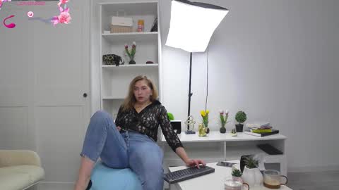 Snapshot of anna_glamlovely chatting on 10.19.25 Anna online show from 10.19.25