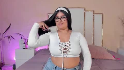 Snapshot of annaswift_ chatting on 10.16.25 Anna online show from 10.16.25