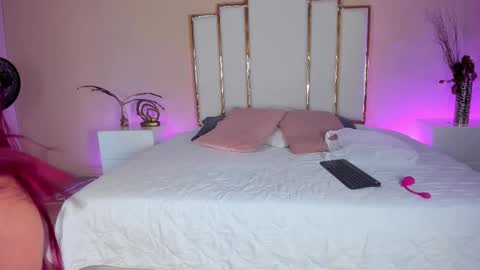 Snapshot of annaswift_ chatting on 11.08.25 Anna online show from 11.08.25