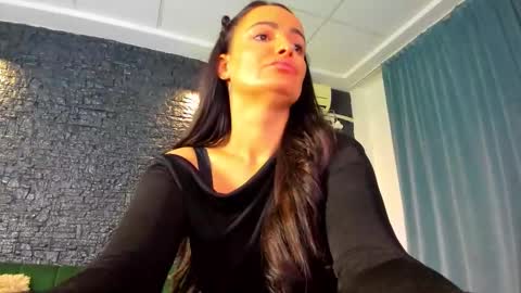 Snapshot of annesins chatting on 10.25.25 annesins online show from 10.25.25