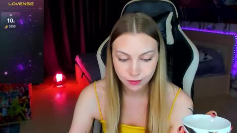 Snapshot of annie69kiss chatting on 10.19.25 Annie online show from 10.19.25