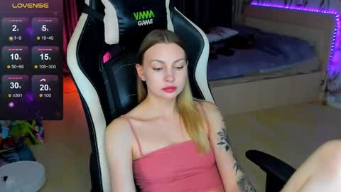 Snapshot of annie69kiss chatting on 11.08.25 Annie online show from 11.08.25