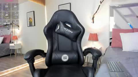 Snapshot of annie_bell__ chatting on 09.25.25 Annie online show from 09.25.25