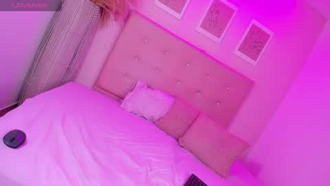 annie_dolce_ online show from 04.22.26