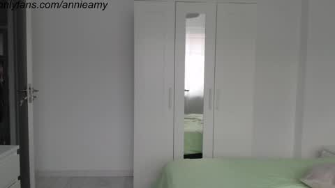 Snapshot of annieamy chatting on 01.10.25 Annie online show from 01.10.25