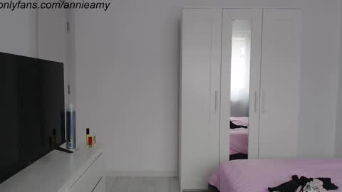 Snapshot of annieamy chatting on 01.22.25 Annie online show from 01.22.25