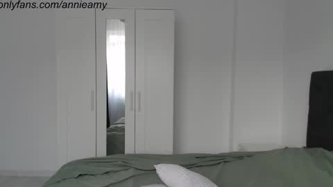 Snapshot of annieamy chatting on 02.04.25 Annie online show from 02.04.25