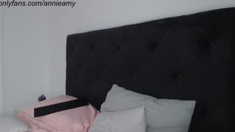 Snapshot of annieamy chatting on 03.10.25 Annie online show from 03.10.25