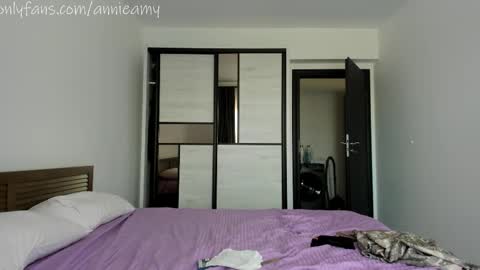 Snapshot of annieamy chatting on 10.31.25 Annie online show from 10.31.25