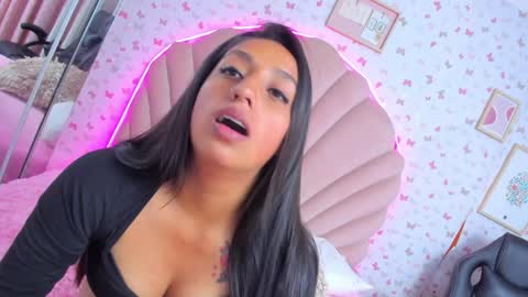 Snapshot of anniee_love_ chatting on 12.17.24 Anto online show from 12.17.24