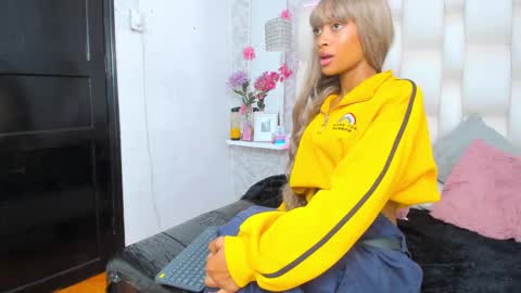 Snapshot of anniee_love_ chatting on 03.03.25 Anto online show from 03.03.25