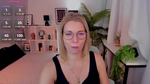 Annie online show from 11.22.25