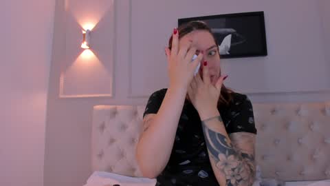 Snapshot of anniemartinezz chatting on 12.27.24 Annie online show from 12.27.24