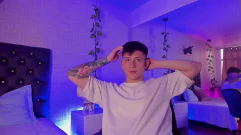 Snapshot of anniie_and_alex chatting on 12.08.24 Annie Alex online show from 12.08.24