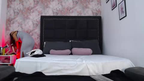 Anniieleonhart online show from 02.26.25