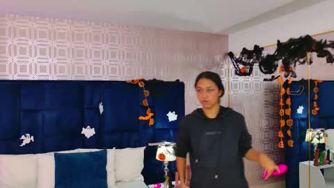 Anniieleonhart online show from 11.03.25