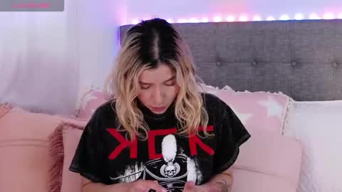 Snapshot of anntonellalee chatting on 02.11.26 Antonella Lee online show from 02.11.26