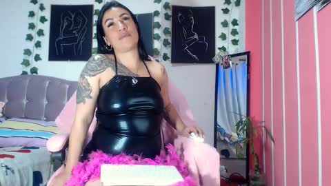 Snapshot of annyevans_ chatting on 02.05.25 online show from 02.05.25