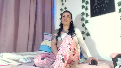 Snapshot of annyevans_ chatting on 09.24.25 online show from 09.24.25