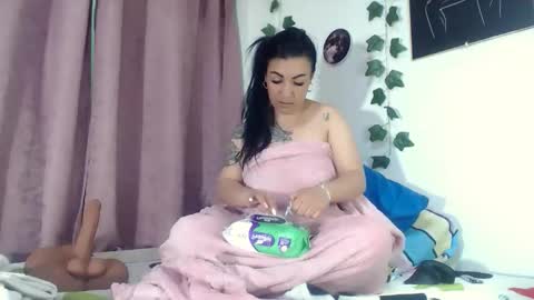 Snapshot of annyevans_ chatting on 10.04.25 online show from 10.04.25