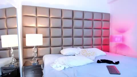 Snapshot of annyhizzle chatting on 01.24.25 online show from 01.24.25