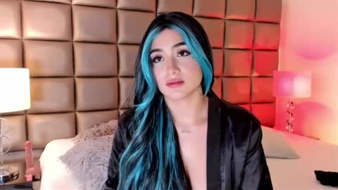 Snapshot of annyhizzle chatting on 02.05.25 online show from 02.05.25