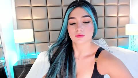 Snapshot of annyhizzle chatting on 02.21.25 online show from 02.21.25