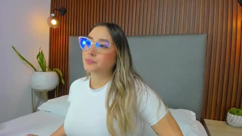 Snapshot of antonella_cutie_ chatting on 01.06.25 A N T O N E L L A online show from 01.06.25