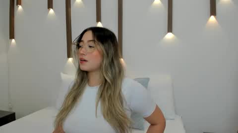 Snapshot of antonella_cutie_ chatting on 01.25.25 A N T O N E L L A online show from 01.25.25
