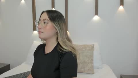 Snapshot of antonella_cutie_ chatting on 01.29.25 A N T O N E L L A online show from 01.29.25