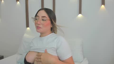 Snapshot of antonella_cutie_ chatting on 02.05.25 A N T O N E L L A online show from 02.05.25