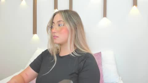 Snapshot of antonella_cutie_ chatting on 02.11.25 A N T O N E L L A online show from 02.11.25
