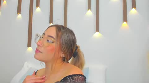 Snapshot of antonella_cutie_ chatting on 02.18.25 A N T O N E L L A online show from 02.18.25