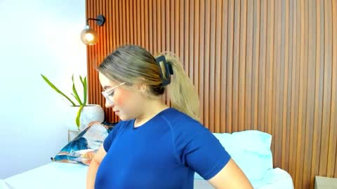 Snapshot of antonella_cutie_ chatting on 03.11.25 A N T O N E L L A online show from 03.11.25