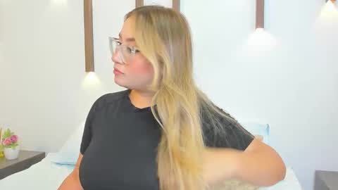 Snapshot of antonella_cutie_ chatting on 09.10.25 A N T O N E L L A online show from 09.10.25