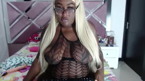 Snapshot of antonella_lenox chatting on 10.22.25 AntonellaLenox online show from 10.22.25