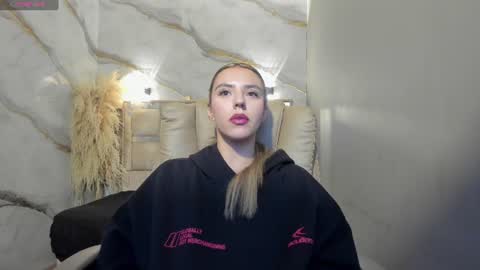 Snapshot of antonella_rose3 chatting on 07.19.26 Valentina online show from 07.19.26