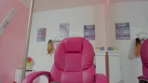 Snapshot of antonellakling_ chatting on 02.10.25 ANTONELLA online show from 02.10.25