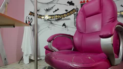 Snapshot of antonellakling_ chatting on 10.19.25 ANTONELLA online show from 10.19.25