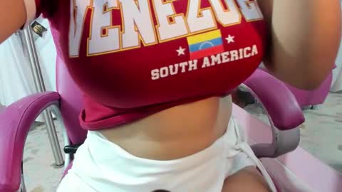 Snapshot of antonellakling_ chatting on 10.22.25 ANTONELLA online show from 10.22.25