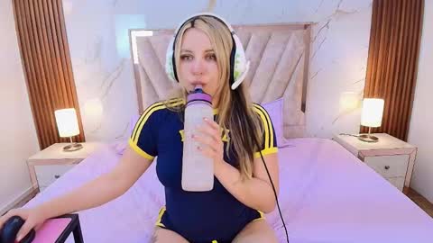 My name is Andrea  thumb up me please its important online show from 01.05.26