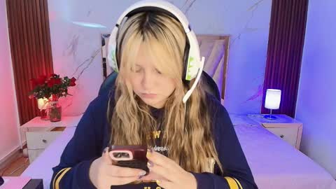 My name is Andrea  thumb up me please its important online show from 01.17.26