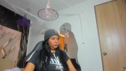 Snapshot of antonellatawer chatting on 10.16.25 AntonellaTawer online show from 10.16.25