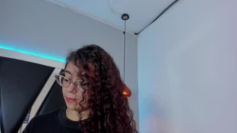 Snapshot of antonellepiercee chatting on 01.10.25 A N T O N E L L E online show from 01.10.25