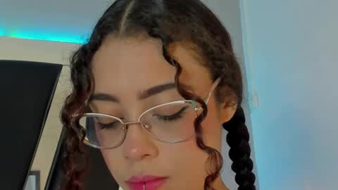 Snapshot of antonellepiercee chatting on 01.18.25 A N T O N E L L E online show from 01.18.25