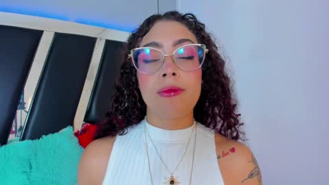 Snapshot of antonellepiercee chatting on 02.04.25 A N T O N E L L E online show from 02.04.25