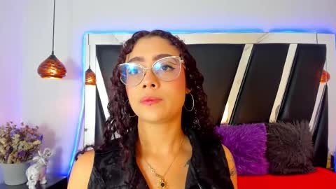 Snapshot of antonellepiercee chatting on 02.19.25 A N T O N E L L E online show from 02.19.25