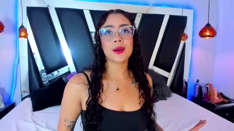 Snapshot of antonellepiercee chatting on 02.20.25 A N T O N E L L E online show from 02.20.25