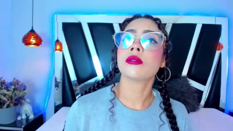 Snapshot of antonellepiercee chatting on 02.22.25 A N T O N E L L E online show from 02.22.25